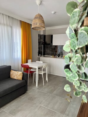 Comfort Condo | Living area | 32-inch Smart TV with satellite channels - Bi Suite Urla (Urla)