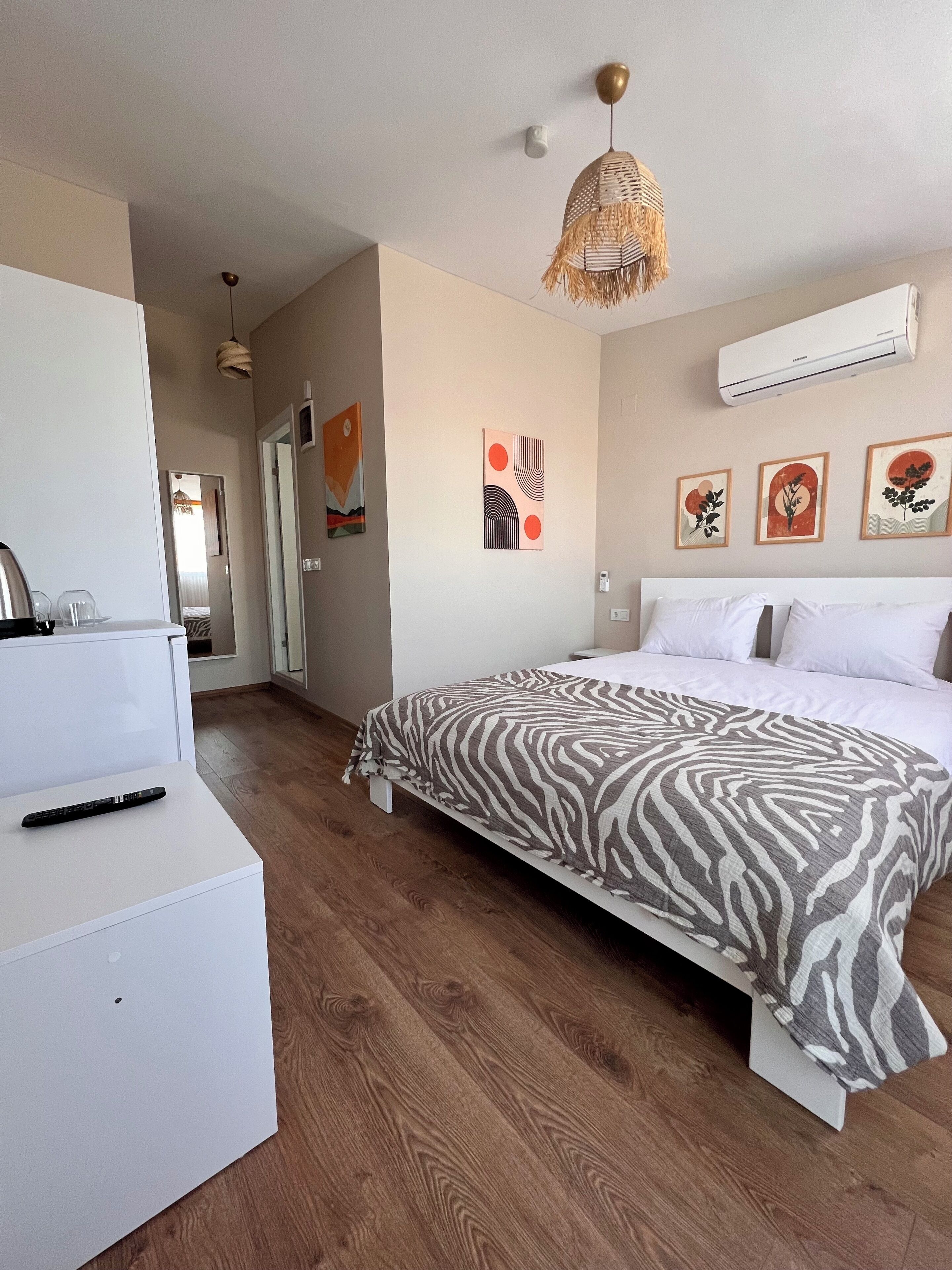 Standardzimmer | Wohnbereich | 32-Zoll-Smart-TV mit Satellitenempfang