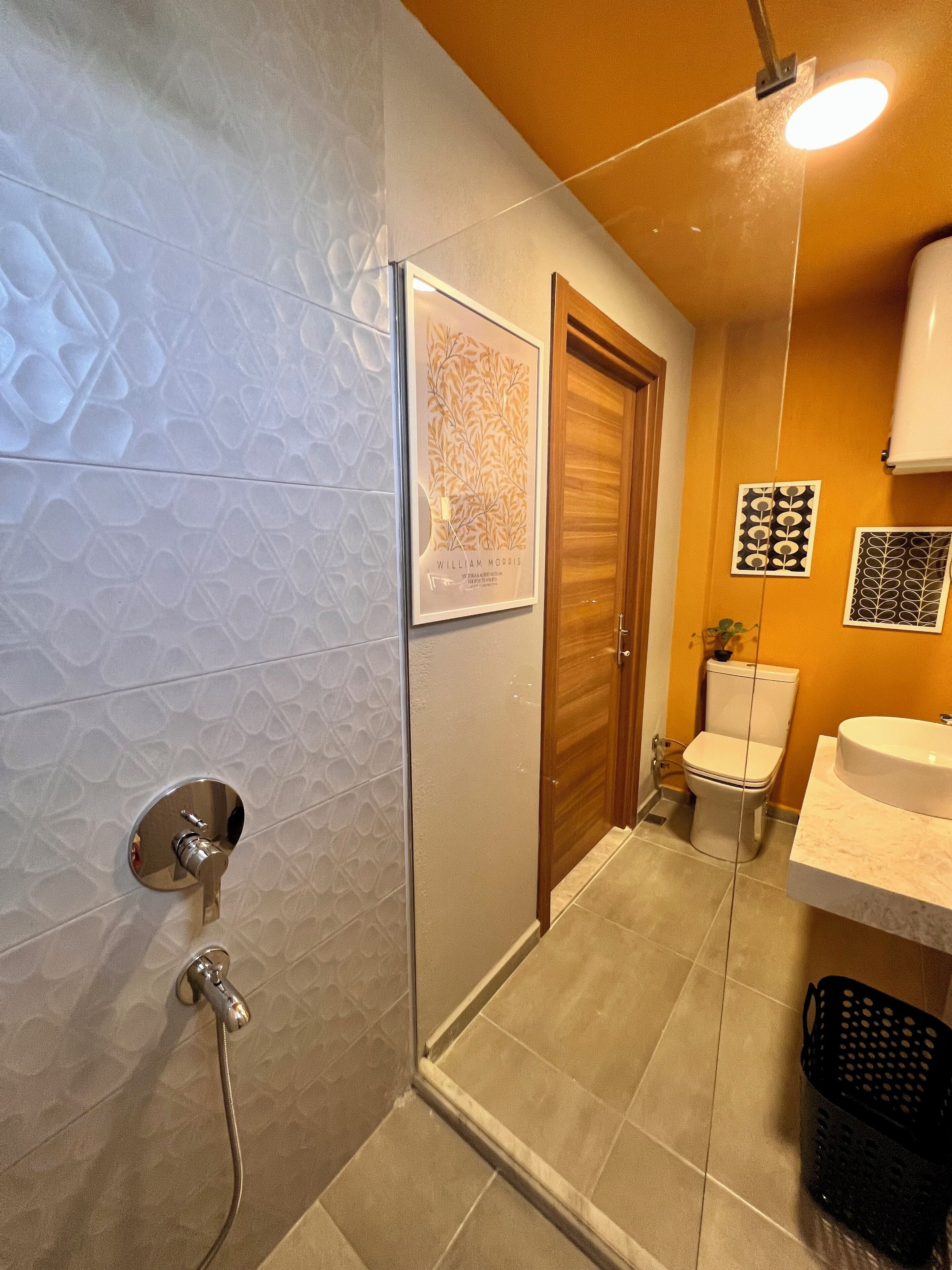 Un baño con ducha, inodoro y lavamanos.