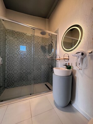 Standard Room | Bathroom | Shower, rainfall showerhead, hair dryer, towels - Bi Suite Urla (Urla)