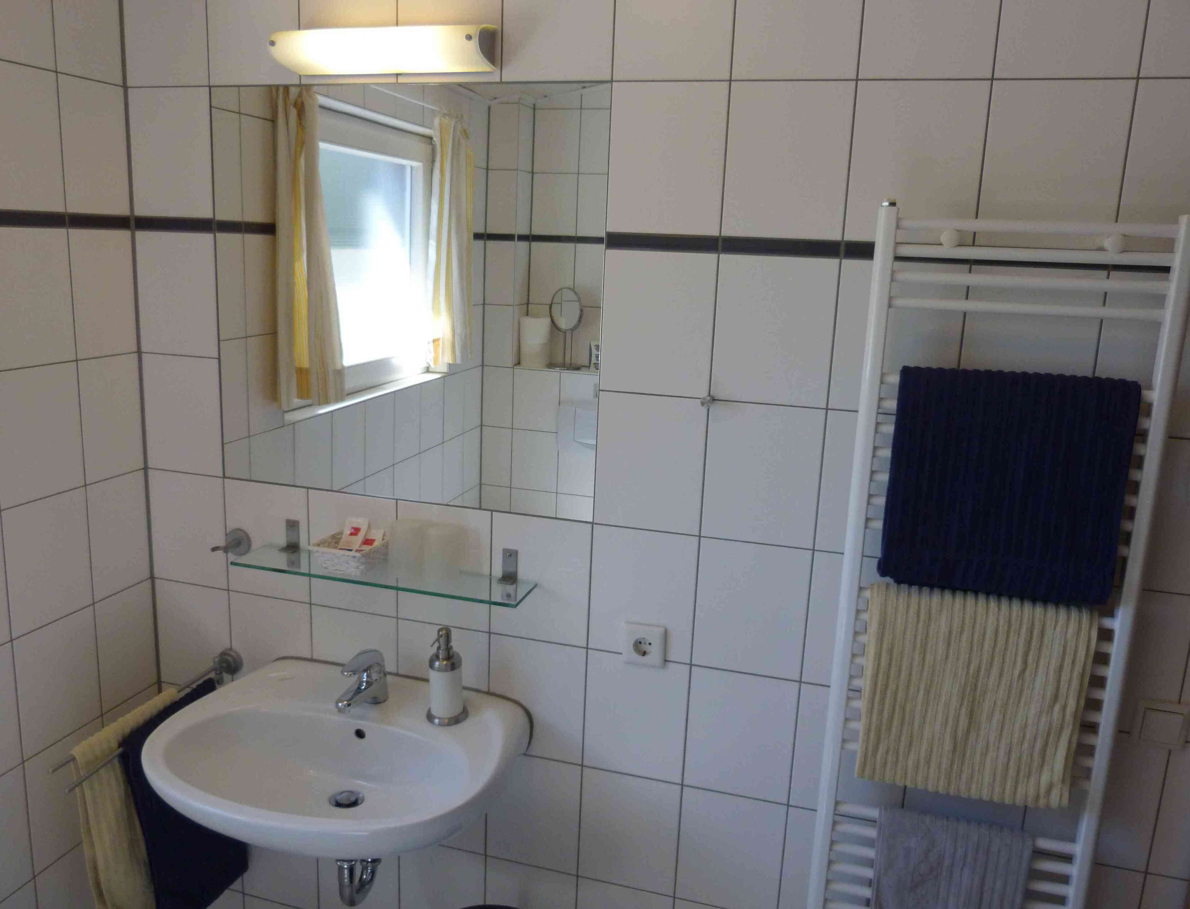 Een haardroger, handdoeken, zeep, shampoo