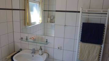 Een haardroger, handdoeken, zeep, shampoo