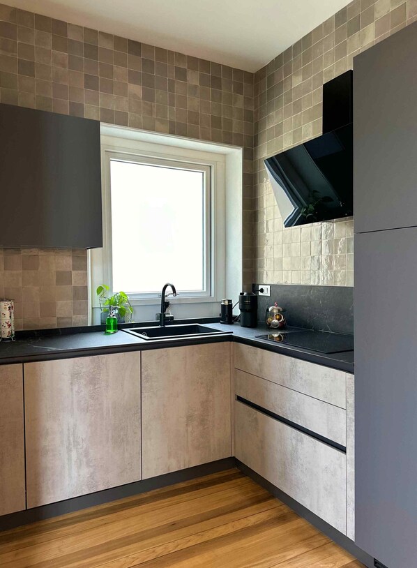 Kylskåp, spishäll, diskmaskin och kaffe- och tebryggare