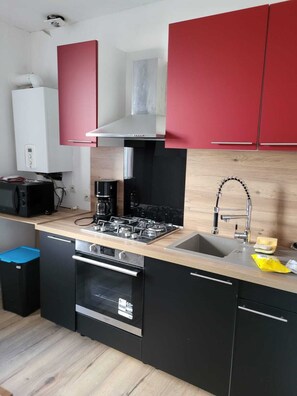 Réfrigérateur, four à micro-ondes, un four, cafetière-théière