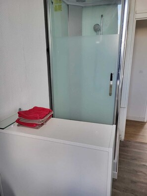 Douche, serviettes fournies