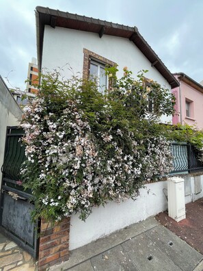 Property grounds - 1 Bedroom Private vacation home in Issy-les-Moulineaux (Issy-les-Moulineaux)