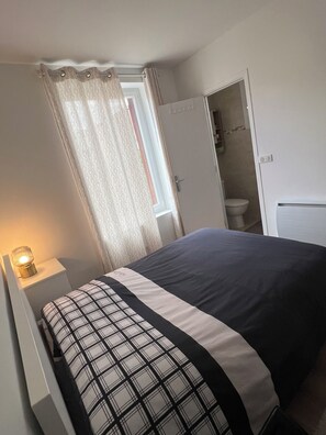 1 bedroom, iron/ironing board, WiFi, bed sheets - 1 Bedroom Private vacation home in Issy-les-Moulineaux (Issy-les-Moulineaux)