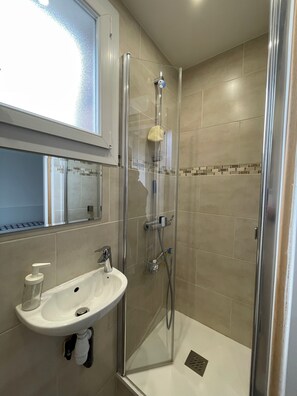 Shower, hair dryer, soap, toilet paper - 1 Bedroom Private vacation home in Issy-les-Moulineaux (Issy-les-Moulineaux)