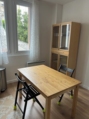 Dining - 1 Bedroom Private vacation home in Issy-les-Moulineaux (Issy-les-Moulineaux)