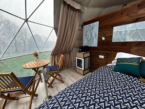 Deluxe tweepersoonskamer, uitzicht op tuin | Een minibar, beddengoed