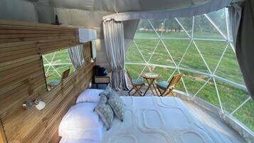 Deluxe Double Room, Garden View | Minibar, bed sheets