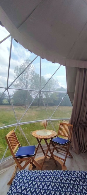 Deluxe Double Room, Garden View | In-room dining