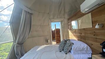 Deluxe Double Room, Garden View | Bar mini, cadar katil