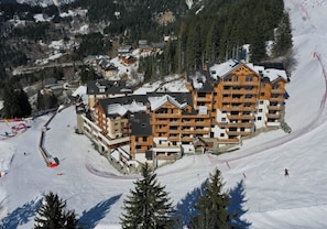 Exterior - Ski in and Ski out in style in Oz / Alpe d’Huez and great for the Summer too! (Oz)