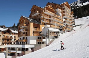 Exterior - Ski in and Ski out in style in Oz / Alpe d’Huez and great for the Summer too! (Oz)