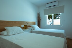 4 bedrooms, iron/ironing board, free WiFi, bed sheets