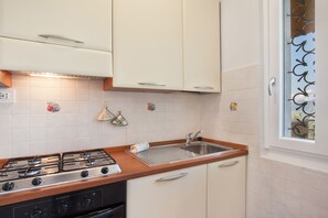 冷蔵庫、電子レンジ、オーブン、コーヒー / ティーメーカー