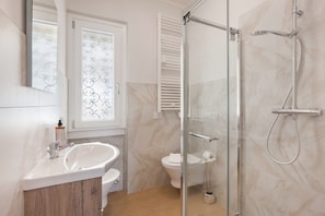Shower, hair dryer, bidet, towels - Apartment Erika with Lake view (Torri del Benaco)