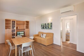 TV - Apartment Erika with Lake view (Torri del Benaco)