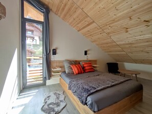 7 bedrooms, desk, iron/ironing board, travel crib