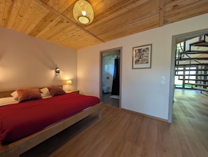 7 quartos, escrivaninha, ferros/tábuas de passar roupa, berço de viagem