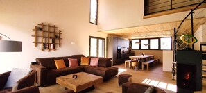 Téléviseur connecté, foyer, table de baby-foot, livres