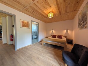 7 chambres, bureau, fer et planche Ă repasser, lit parapluie