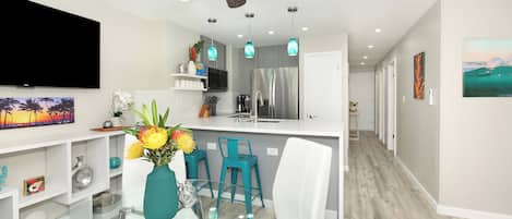 Frigorífico, microondas, horno y placa de cocina