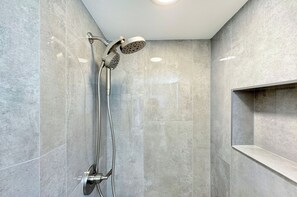 Douche, sĂšche-cheveux, serviettes fournies