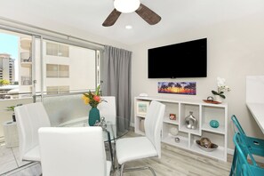 Dining - Gorgeous renovated corner unit just 1 block to Waikiki Beach! FREE Parking! (Honolulu)
