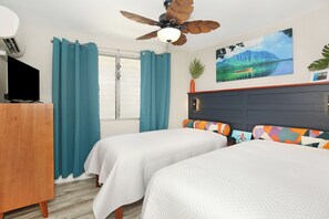 2 bedrooms, iron/ironing board, free WiFi, bed sheets - Gorgeous renovated corner unit just 1 block to Waikiki Beach! FREE Parking! (Honolulu)