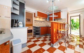 Fridge, oven, stovetop, coffee/tea maker