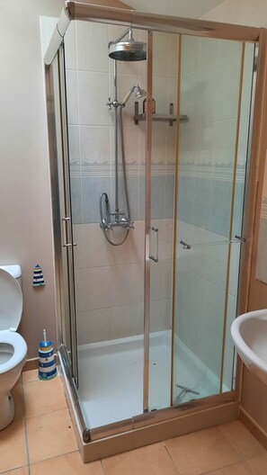 Dusche, Haartrockner, Handtücher, Seife
