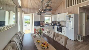 ثلاجة، فرن، موقد طهي مسطح، غسالة أطباق