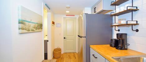 Køleskab, mikrobølgeovn, kaffe-/temaskine, brødrister