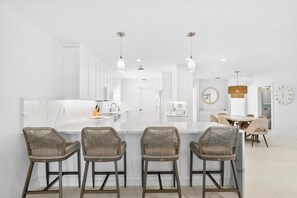 Dining - Quiet peaceful home on the canal with a dock; 2 minute walk to St Armands Circle (Sarasota)