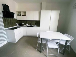 Een koelkast, een kookplaat, een vaatwasser, een waterkoker