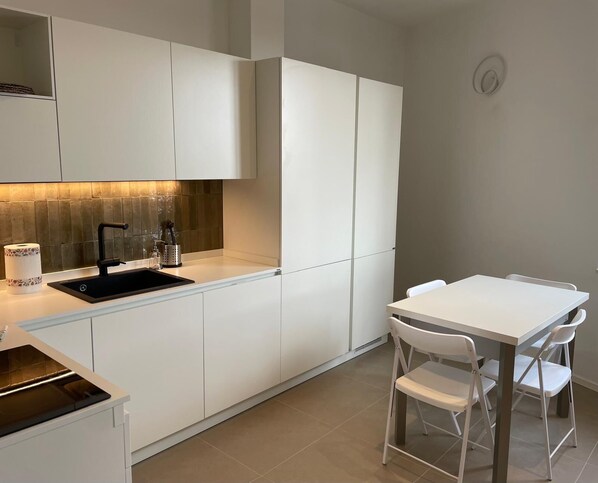 Fridge, stovetop, dishwasher, electric kettle - May's House, Holiday Home, Acquasanta, Apartment A (La Spezia)