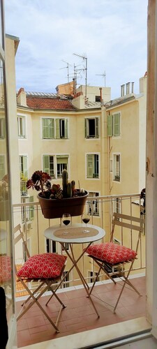 Very nice flat, Nice centre, 10 mins to the beach, very quiet and luminous