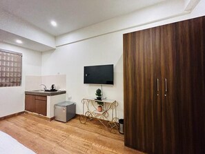 Deluxe Double Room | Soundproofing, iron/ironing board, free WiFi - Hotel Amahi Inn Near Signature Tower (Gurugram)