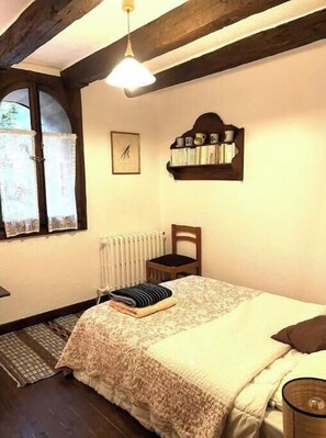 6 bedrooms, desk, iron/ironing board, travel cot