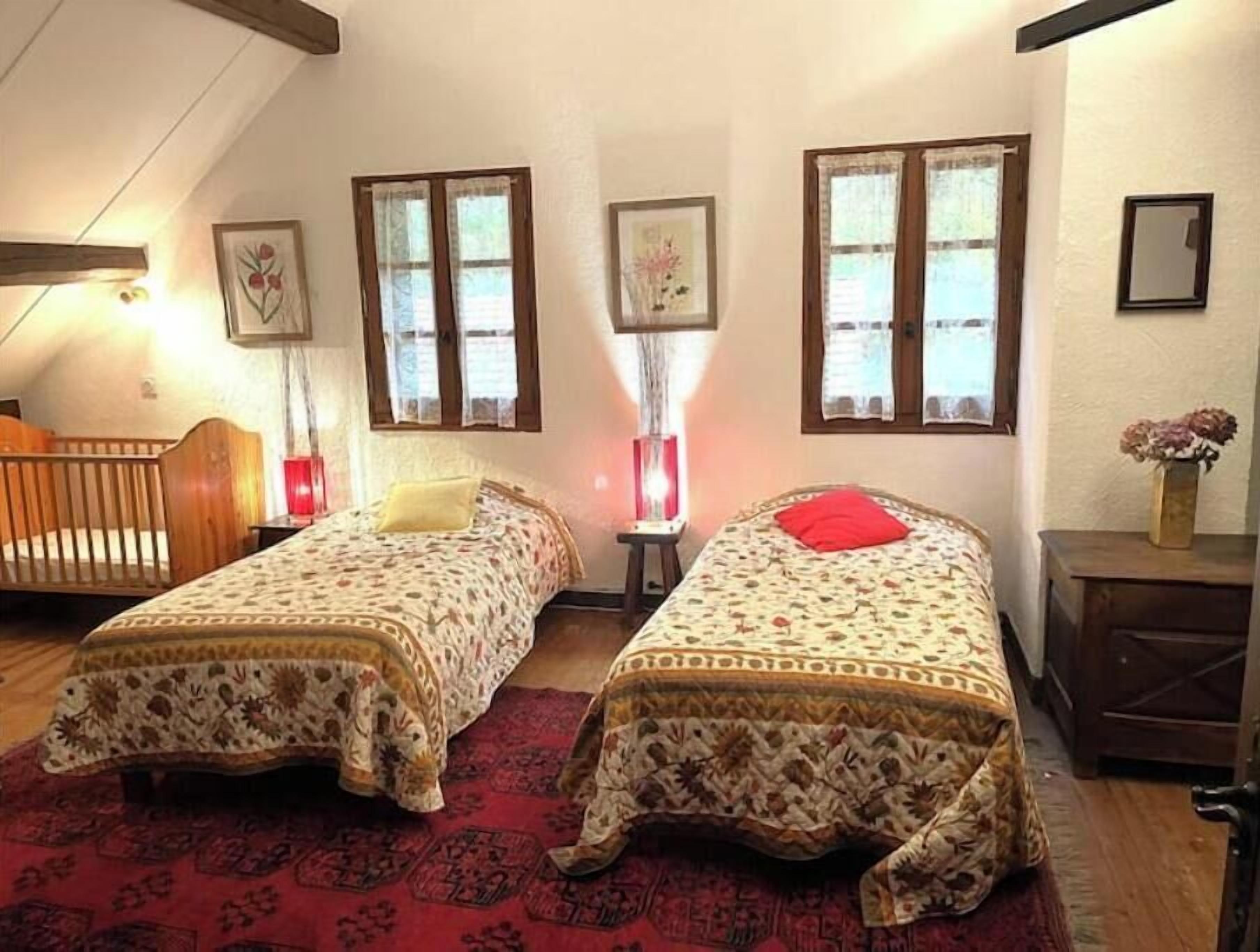 6 chambres, bureau, fer et planche à repasser, lit parapluie