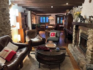 TV, fireplace, DVD player, books