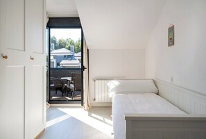 4 bedrooms, desk, iron/ironing board, WiFi