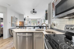 Køleskab, mikrobølgeovn, ovn, kogeplade