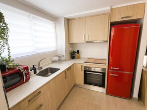 Frigorífico, microondas, horno y placa de cocina