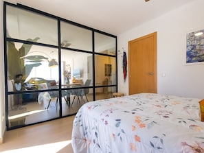 Tabla de planchar con plancha, wifi gratis y ropa de cama 