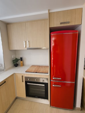 Refrigerador, microondas, horno y cafetera y tetera 