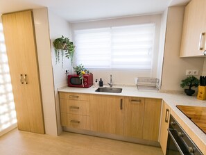 Fridge, microwave, oven, coffee/tea maker