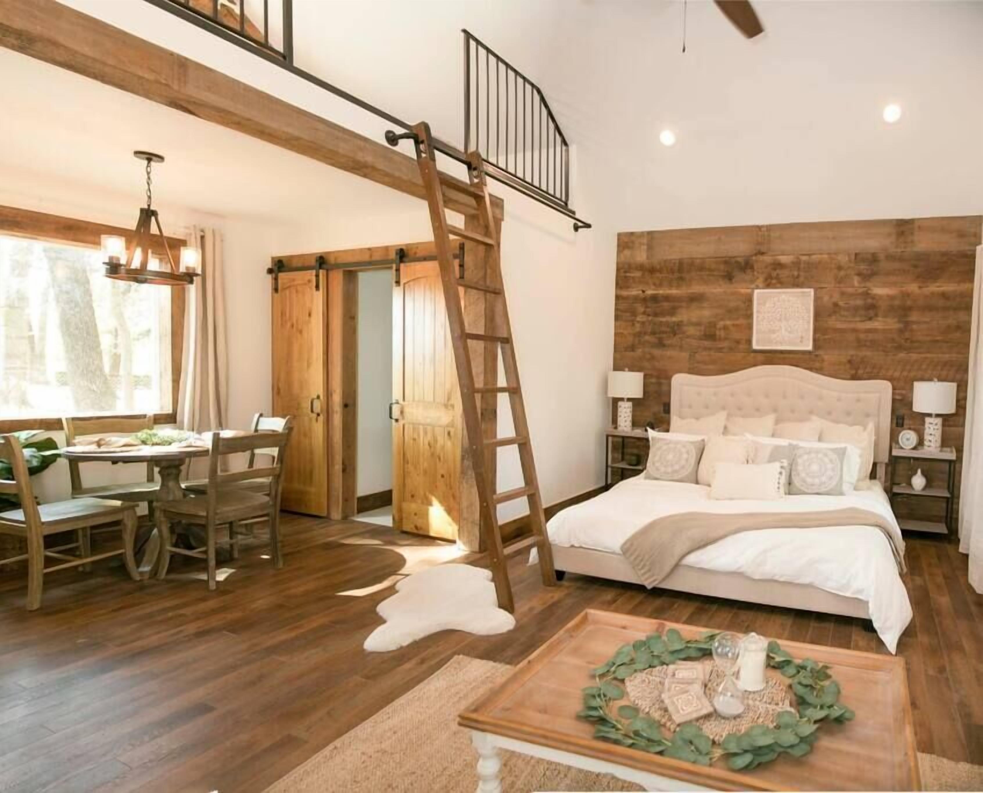 Plush Cabin 4 min to Homestead Heritage 18 min to Magnolia